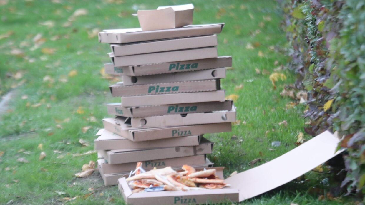 Pizzaerne der blev bestilt til børnene, mens de ventede på at blive hentet.
