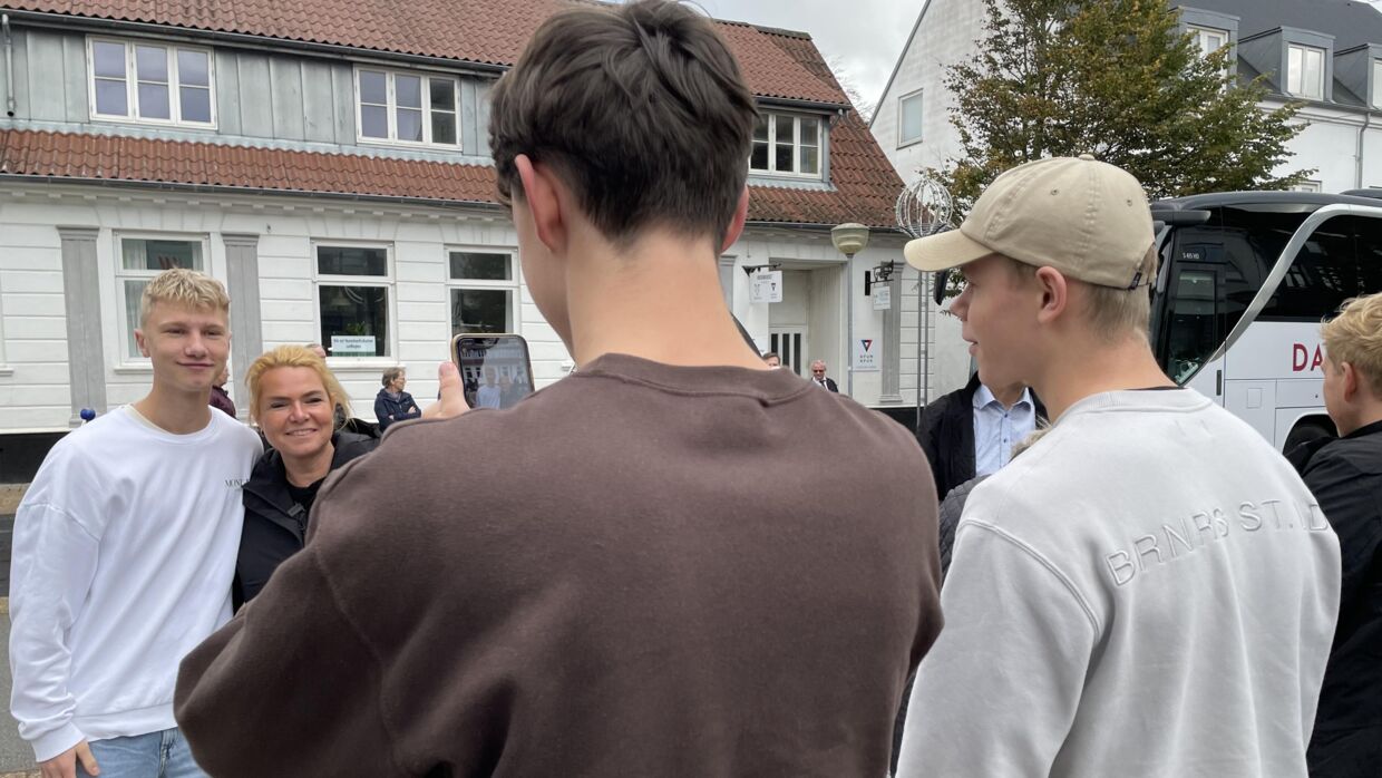 Her ses en gruppe unge mennesker i Hjørring, der vil have taget selfies med Inger Støjberg. Udover at snakke om Mink, var netop selfies meget populært at få tage med Danmarksdemokraternes formand. Foto: Thomas Nørmark Krog.