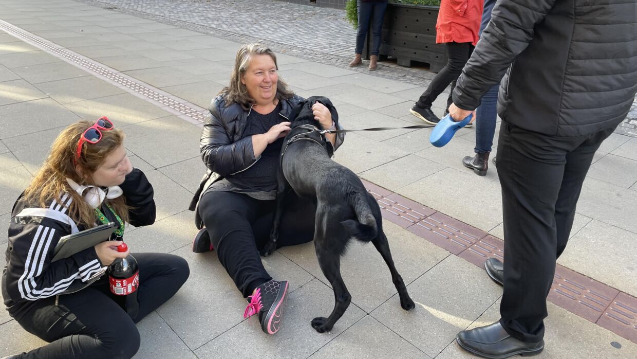 Her er det to personer i Frederikshavn, der vil kramme Inger Støjbergs hund, Ludwig, der hele dagen var med på turen rundt i Nordjylland. Foto: Thomas Nørmark Krog