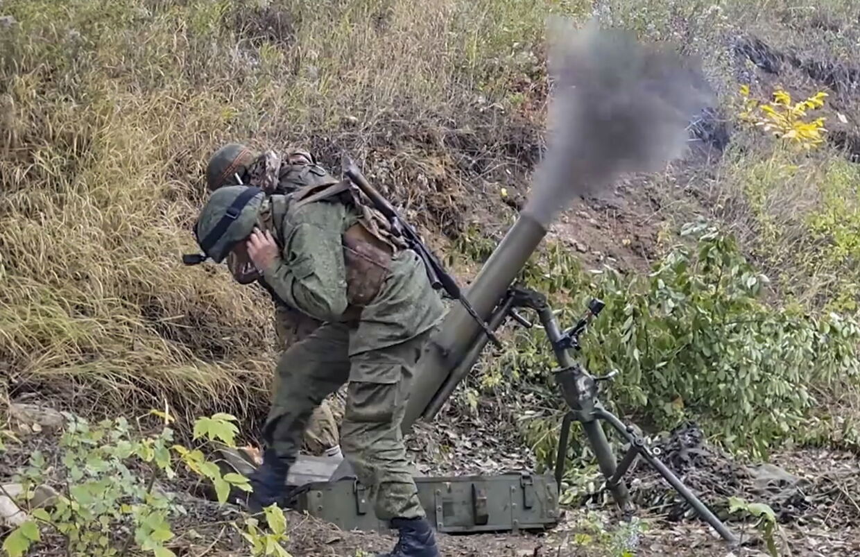 Russiske soldater affyrer missiler. Men de er snart en mangelvare.