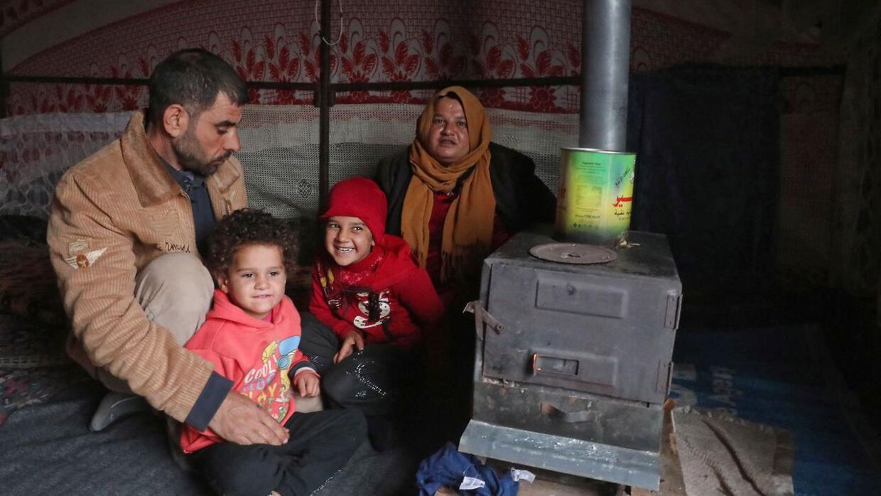 En familie i deres telt i en flygtningelejr for fordrevne syrere nær landsbyen for Kafr Uruq (ARKIV)