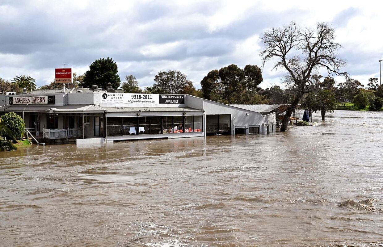En restaurant er indtaget af vandet under oversvømmelserne i Maribyrnong.