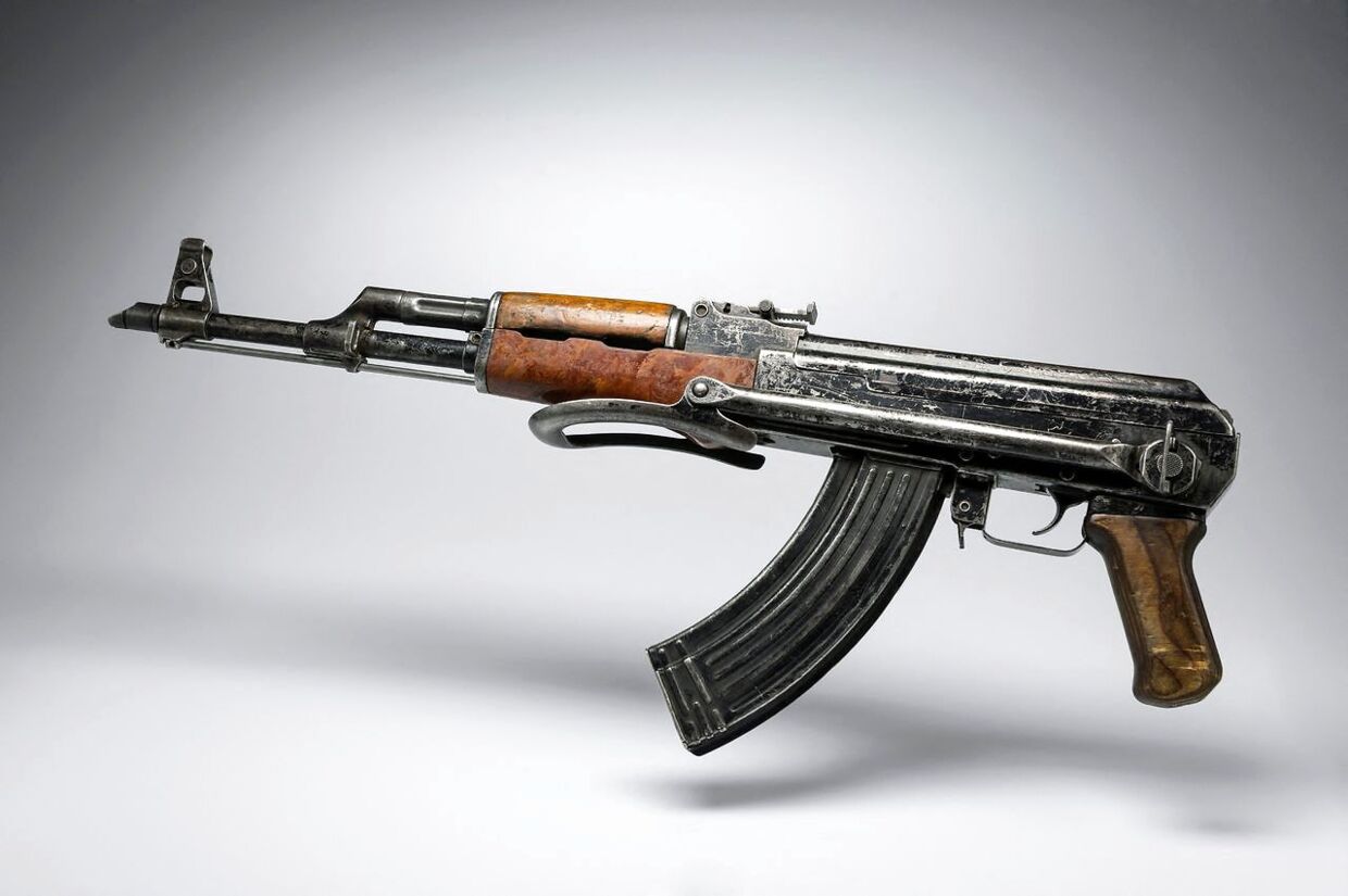 Den 40-årige tilstod blandt andet at have haft en maskinpistol af mærket Kalashnikov AK-47 liggende i en kuffert i sin mors kælderrum. Arkivfoto.
