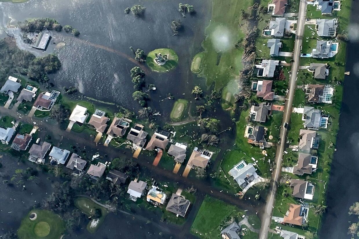 På dette luftfoto vises de oversvømmede huse i Fort Myers i Florida.