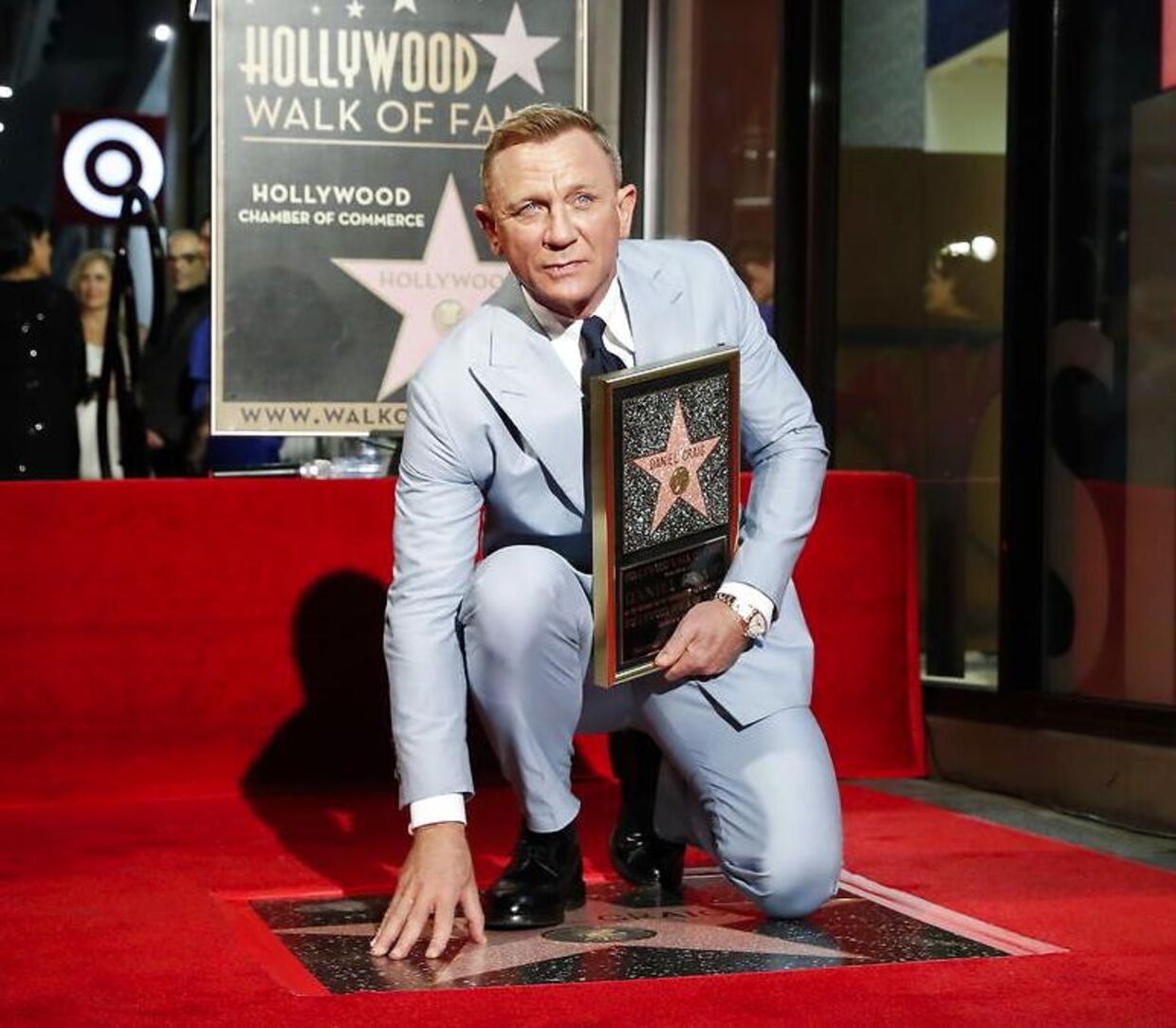 Daniel Craig knæler på sin nye stjerne i Hollywood Walk of Fame den 6. oktober 2021.