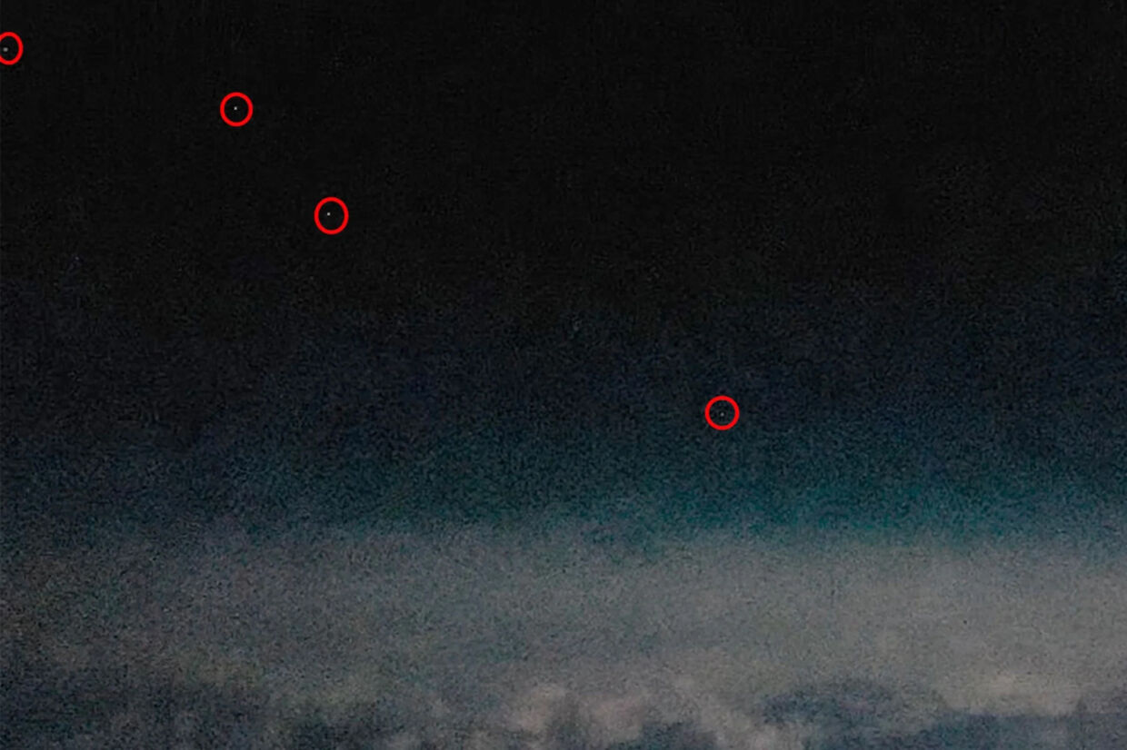 Inde i de røde cirkler kan man ane ufoerne.