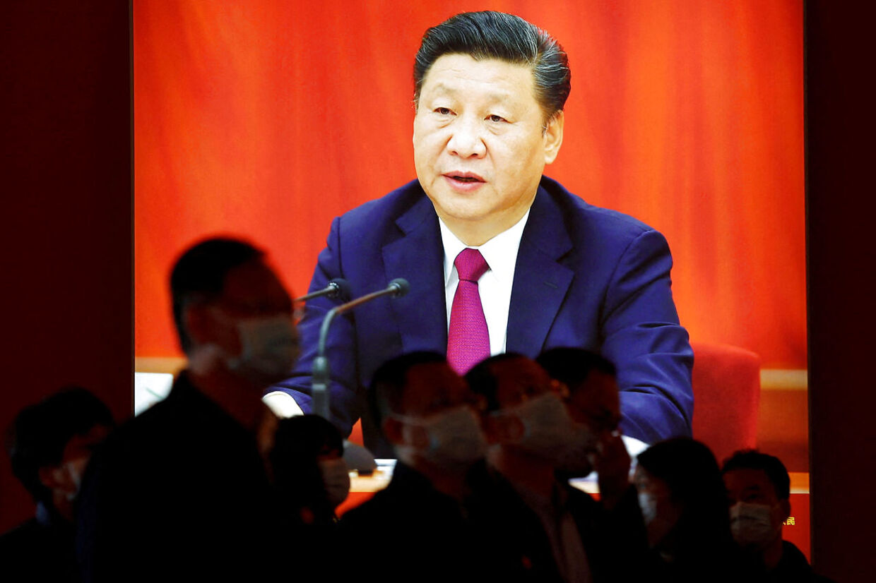 Kinesere ser Xi Jinping tale ved partikongressen i Beijing på storskærm.