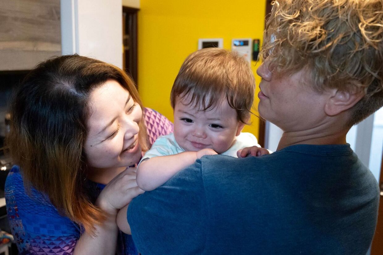 Satoko Nagamura (tv.) og hendes partner, Mamiko Moda, i gang med at interagere med deres søn på ti måneder i Tokyo, Japan.