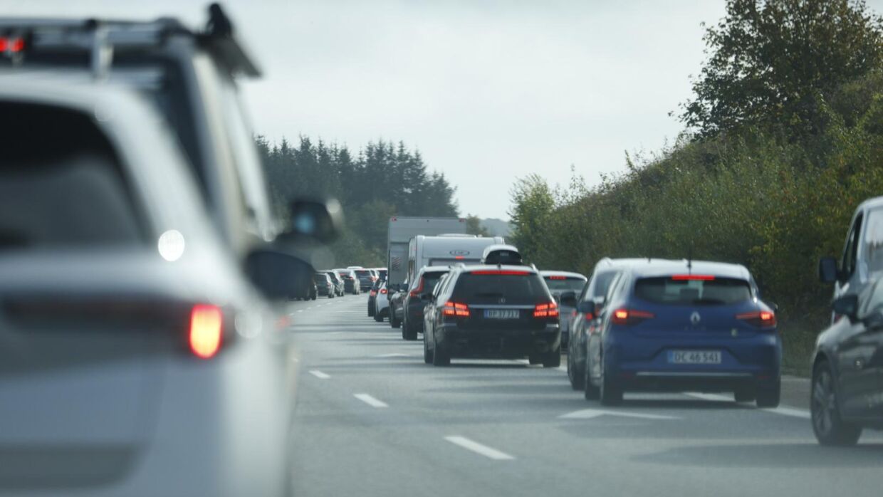 Et uheld på Østjyske Motorvej ved Fredericia giver store problemer søndag eftermiddag.