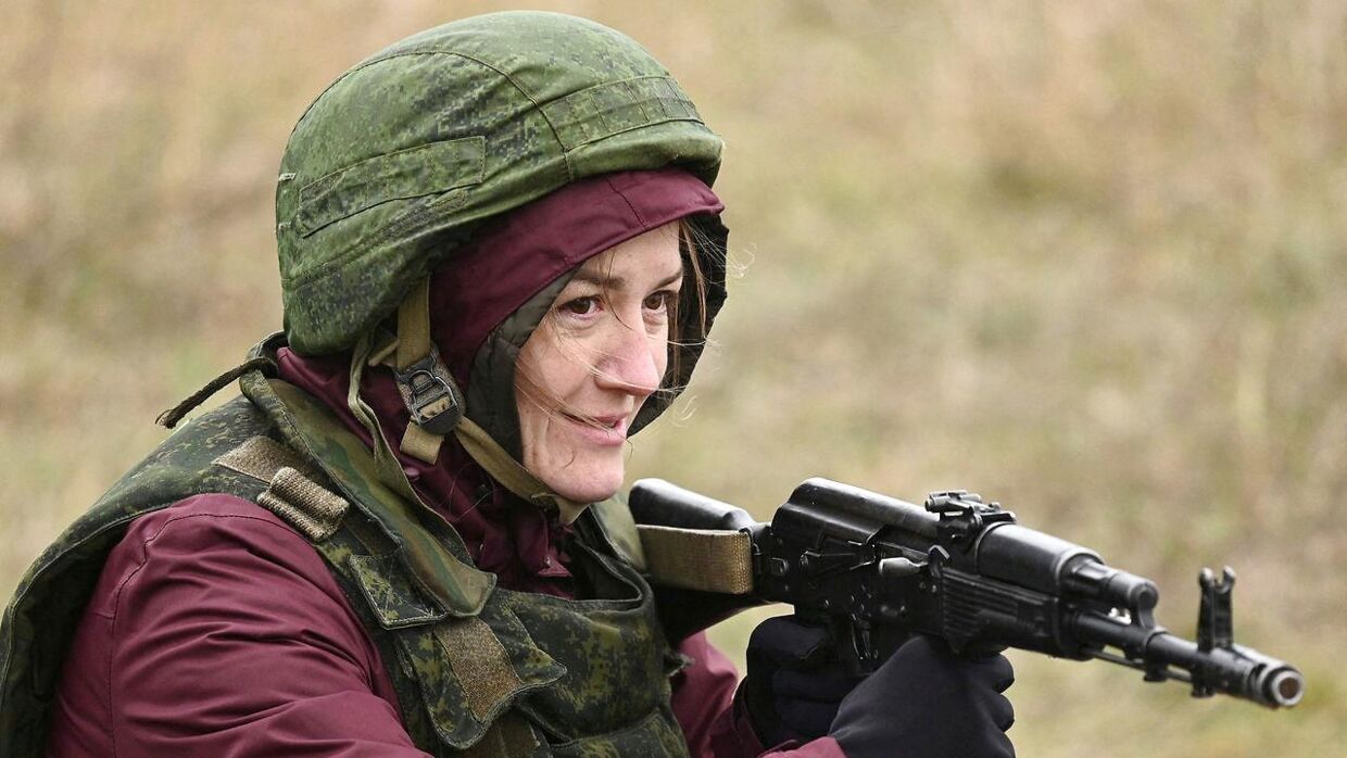 En kvinde deltager i våbetræning for civile ved grænsen til Ukraine. 
