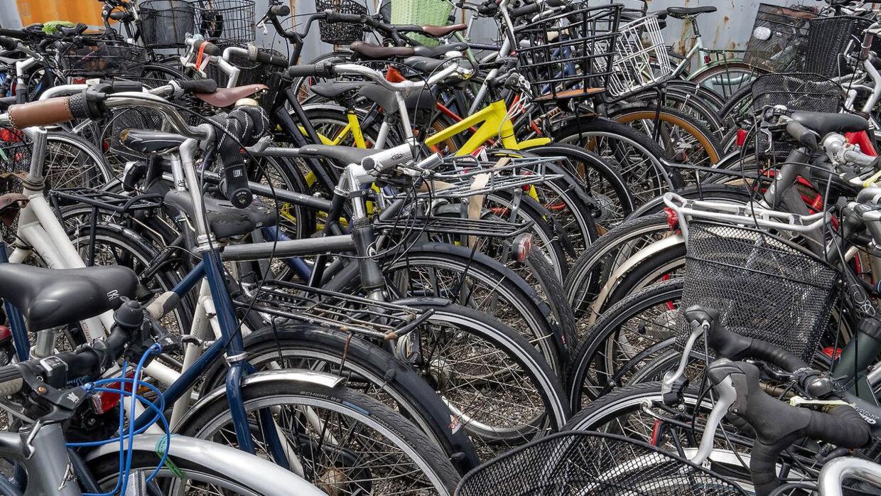 To mænd på 20 og 28 år er nu sigtet for tyveri og groft hæleri af mere end 100 cykler ti len værdi af 500.000 kroner. 