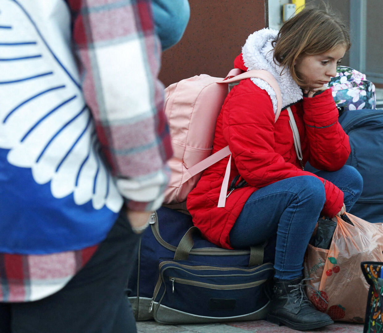 En ung pige, en af mange civile, ankommer til Krim fra Khersonområdet.