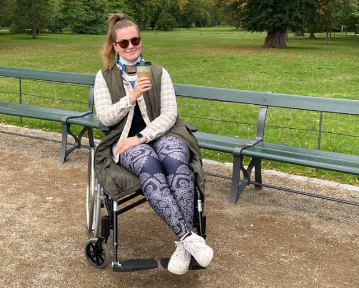 Cecilie Hildebrandt er nogle dage så dårlig, at hun sidder i kørestol. Uden operationen kan hun ende med at blive helt afhængig af den.