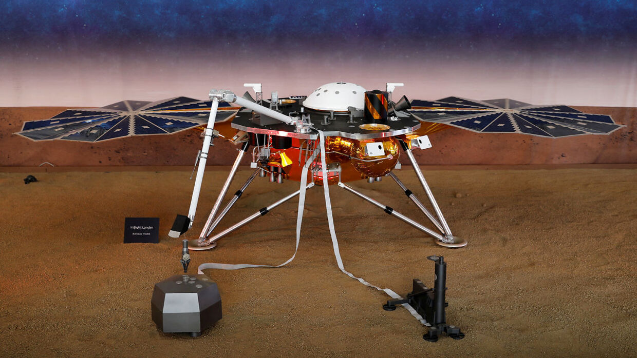 Her ses en model af InSight. Det er NASAs første robotlandingsfartøj, det studerer det dybe indre af planeten Mars.