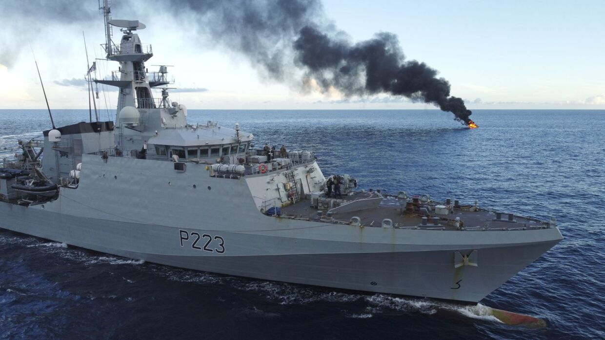 Den britiske Royal Navy satte fredag et smuglerskib i brand. Foto: MOD
