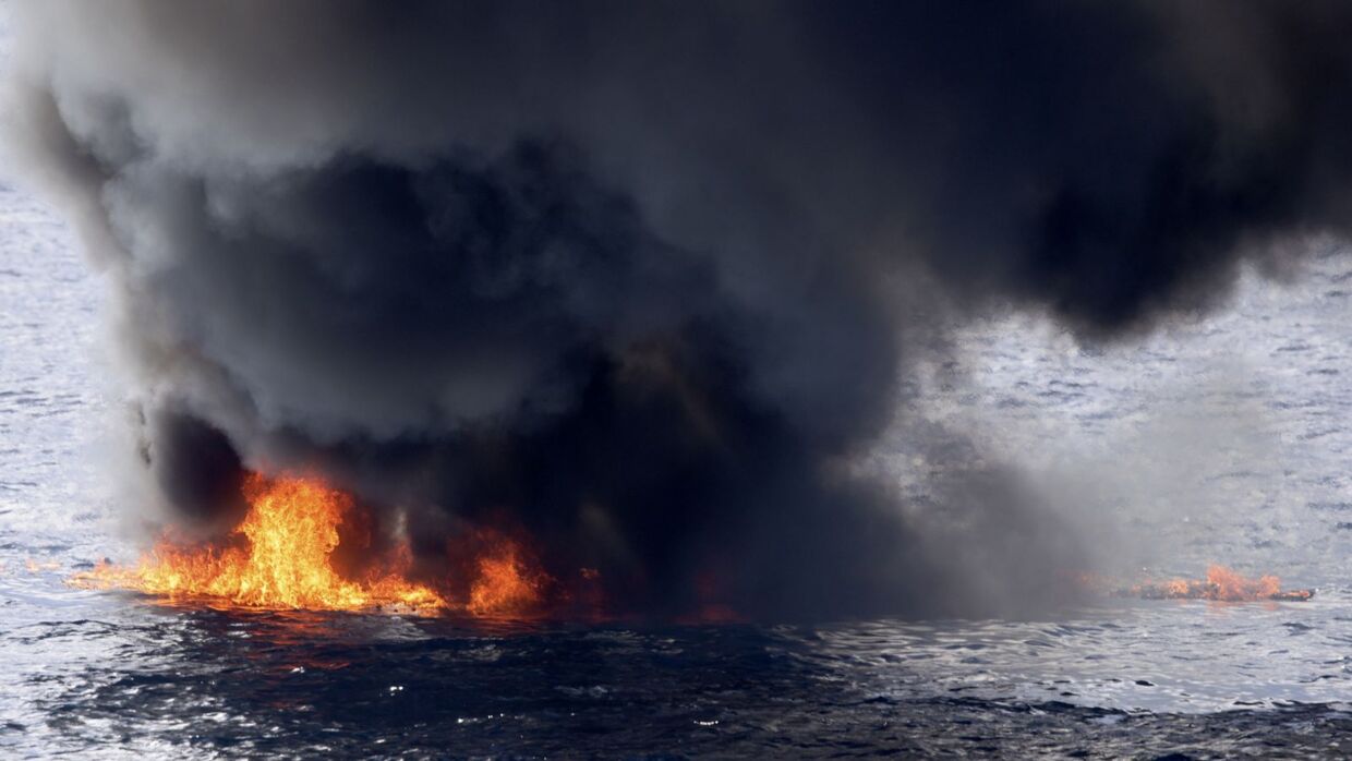 Den britiske flåde satte efter anholdelsen smuglerskibet i brand. Foto: MOD