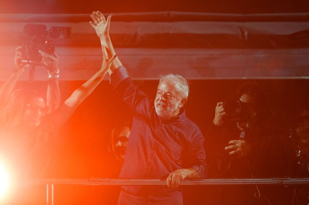 Luiz Inacio Lula da Silva taler til sine støtter efter valget.