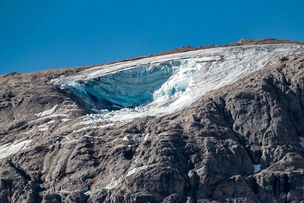 På dette foto, der er taget 4. juli 2022, ses en gletsjer, der er kollapset dage før, på bjerget Marmolada i Dolomitterne i Italien.