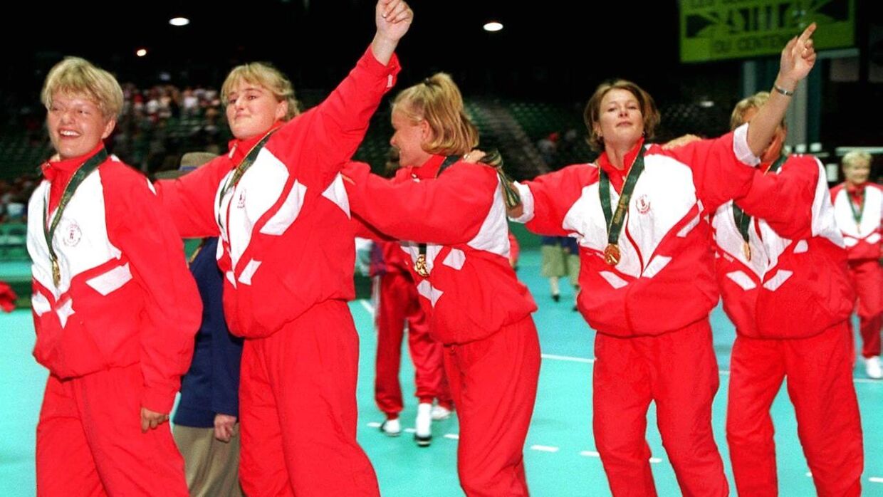 Kristine Andersen, Tonje Kærgård, Heidi Astrup og Marianne Florman efter guldsejren over Korea lørdag 3.8. NORDFOTO 1996