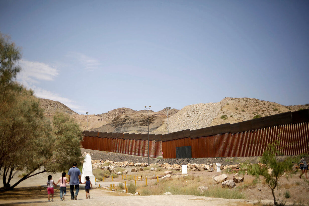 Et stykke af den mur mod Mexico, som Donald Trump fik crowdfundet, mens han var præsident.