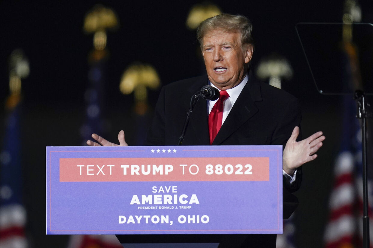 I en lufthavn i Daytona i den amerikanske delstat Ohio giver Trump en tale, hvor han siger, at han på tirsdag i næste uge kommer med en meget stor nyhed. Michael Conroy/Ritzau Scanpix