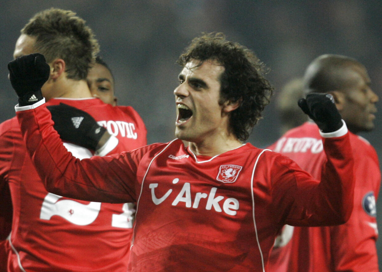 Kenneth Perez fejrer en scoring med FC Twente mod Schalke 04 i UEFA-Cuppen i 2008.