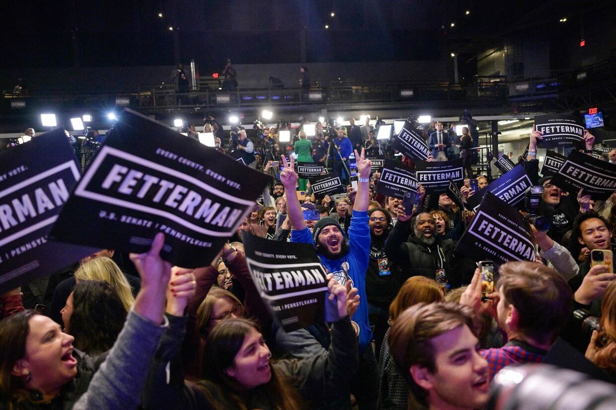 Folk støtter den demokratiske kandidat John Fetterman.