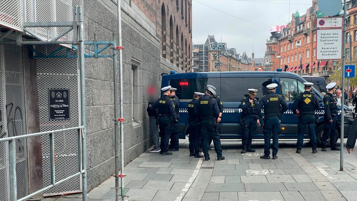 Politiet anholder en mand på Vester Voldgade ved Rådhuspladsen. Foto: Presse-fotos.dk.