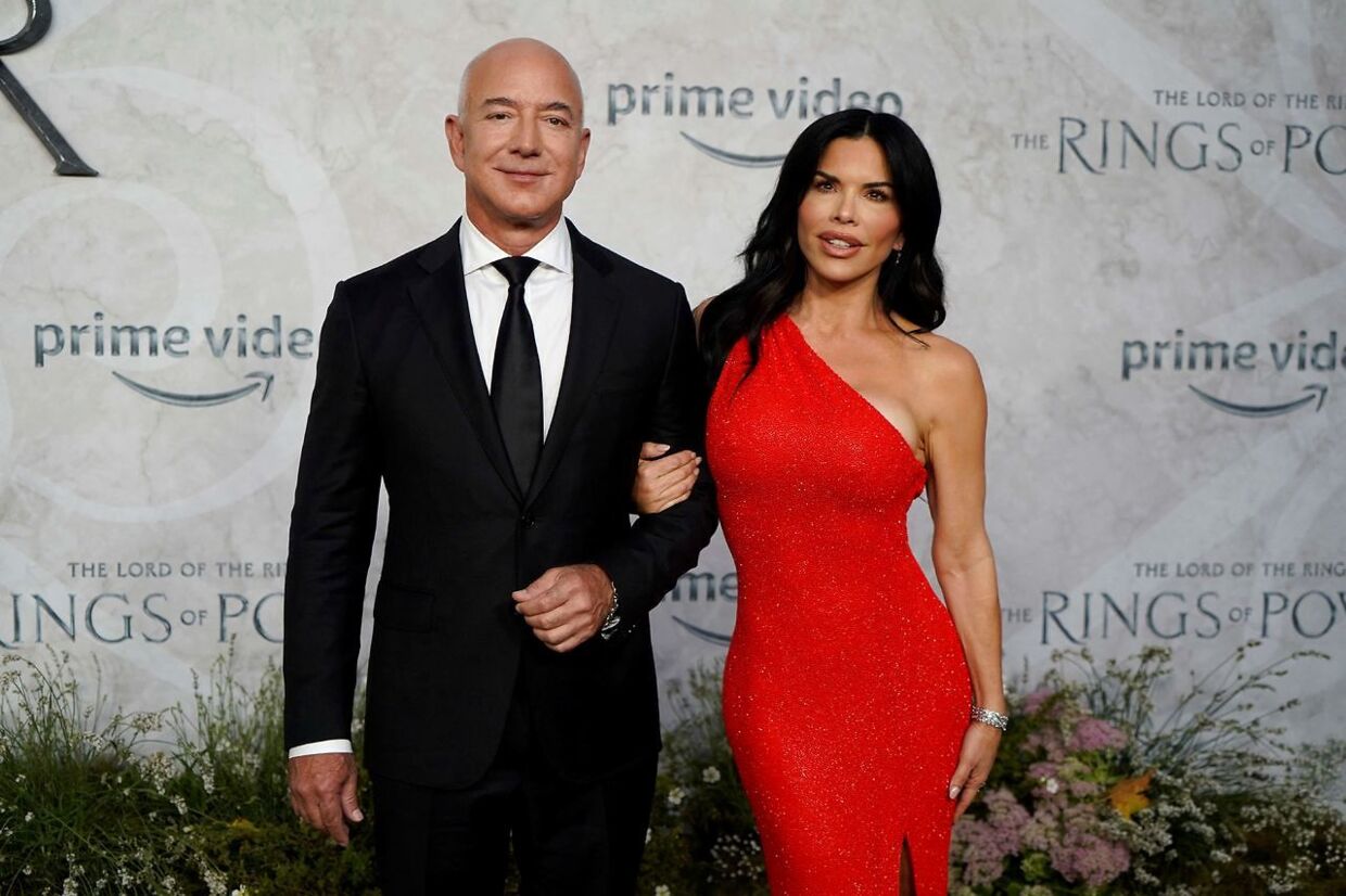 Grudlæggeren af Amazon Jeff Bezos med sin kæreste, tv-værten Lauren Sanchez. (Arkivfoto)
