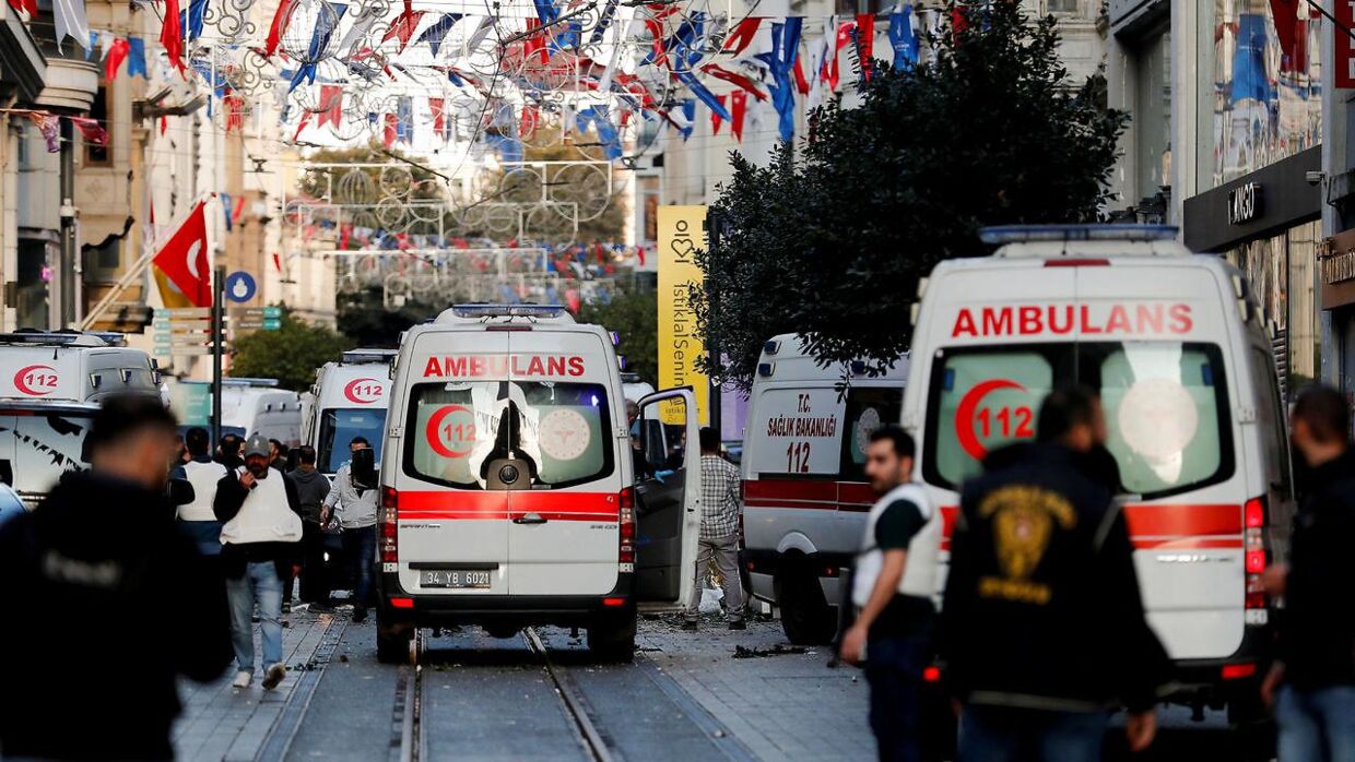 Store styrker fra det tyrkiske politi er på stedet og evakuerer området af frygt for flere bomber. Et stort antal ambulancer er også fremme.