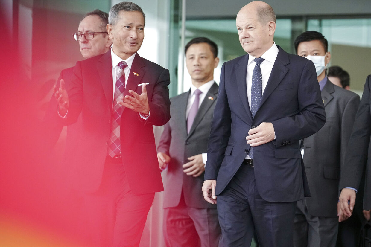 Vivian Balakrishnan (venstre), udenrigsminister i Singapore, og den tyske forbundskansler, Olaf Scholz (højre). Den tyske leder besøgte Vietnam søndag og efter stoppet i Singapore skal han videre til Indonesien til G20-topmøde. Kay Nietfeld/Ritzau Scanpix