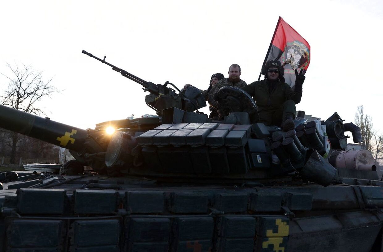 Ukrainske styrker hilser på folk, mens de ruller ind i Kherson.
