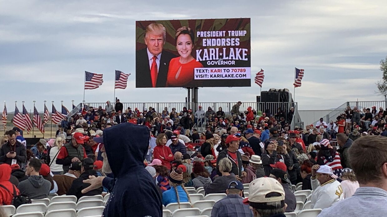 Kari Lake og Donald Trump på samme plakat til vælgermødet i Arizona i januar 2022.