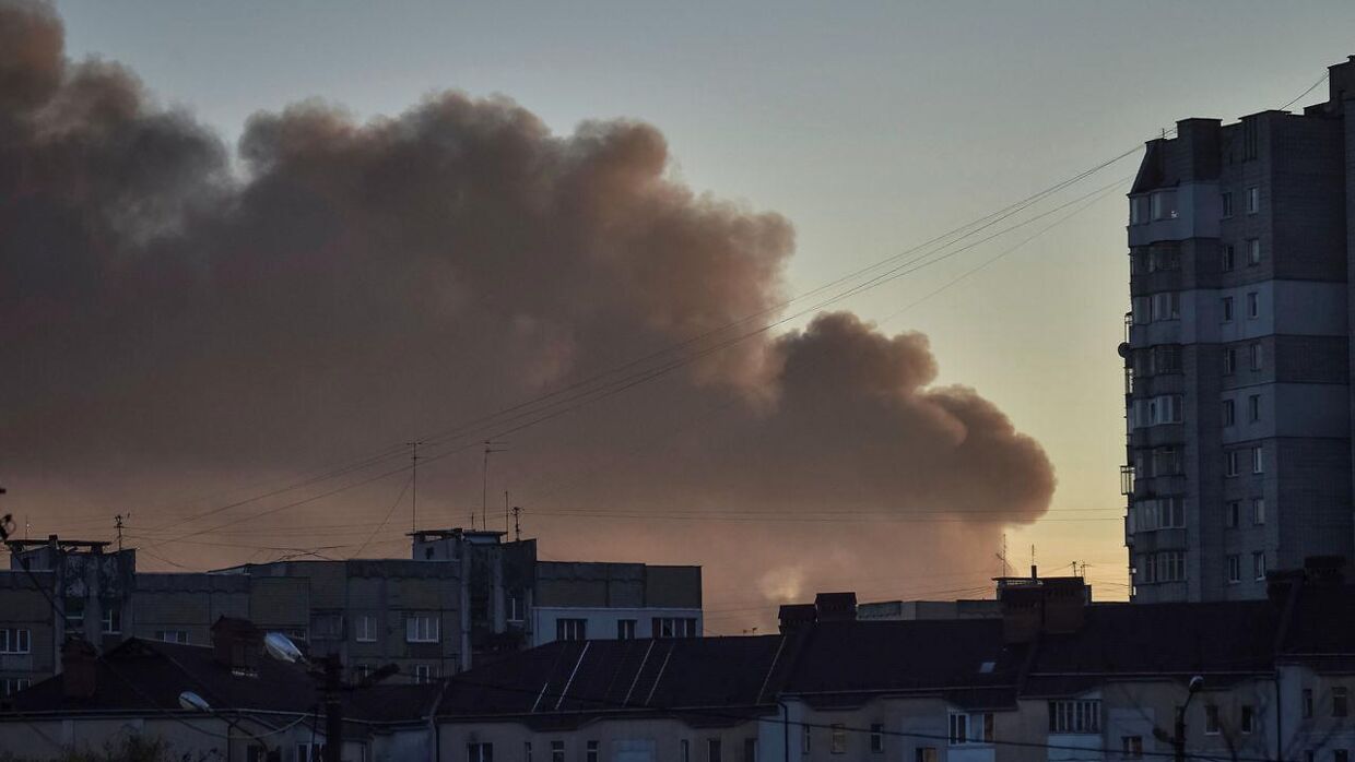 En røgsøjle stiger til vejrs i den ukrainske by Lviv efter et russisk missilangreb mod byen 15. november. Adskillige andre ukrainske byer blev også ramt.