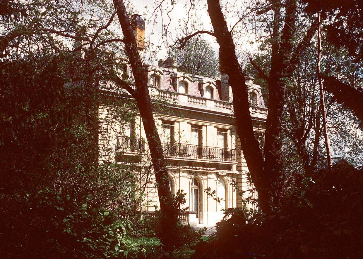 Villa Windsor ligger vest for Paris i Bois de Boulogne-parken. Her set fra gaden.