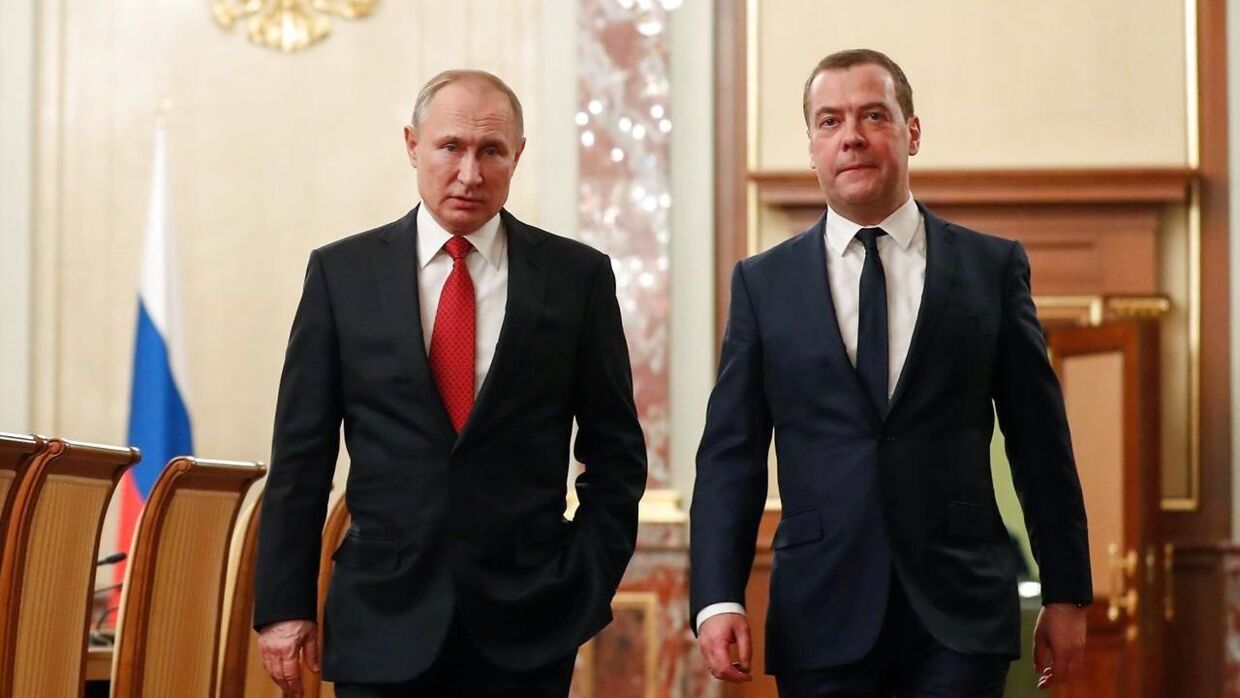 Arkivfoto af Dmitrij Medvedev og Vladimir Putin.