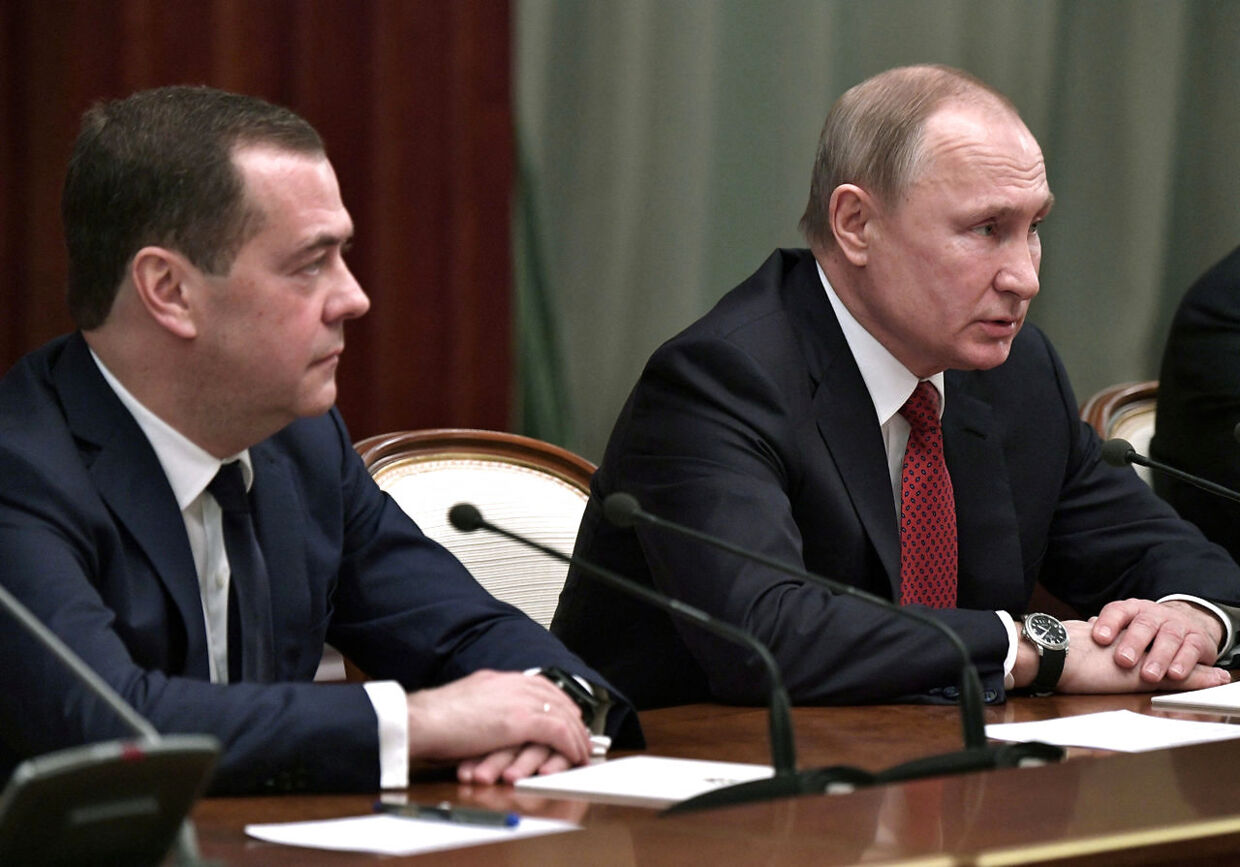 Arkivfoto af Dmitrij Medvedev og Vladimir Putin.
