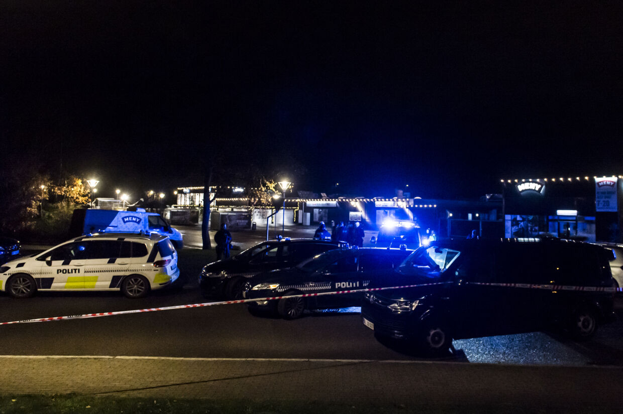 Dobbeltdrabet skete 17. november 2020 omkring klokken 18.00, da tre mænd ankom i en bil til parkeringspladsen ved Meny på Nørre Allé i Kalundborg. 