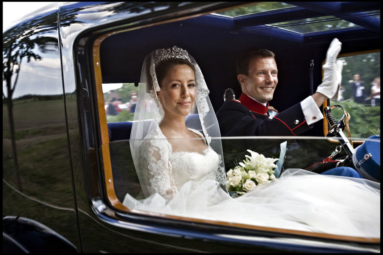 Prins Joachim og Marie Cavallier bliver viet ved bryllup i Møgeltønder d. 24. maj. Prins Joachim vinker, da brudeparret kører ad Slotsgaden til Schackenborg i Krone 41, en Bugatti Coupe Napoleon.