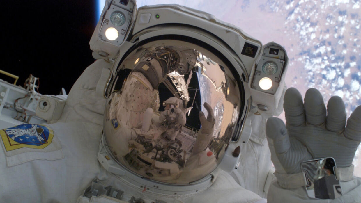 En astronaut kigger på ude i rummet.