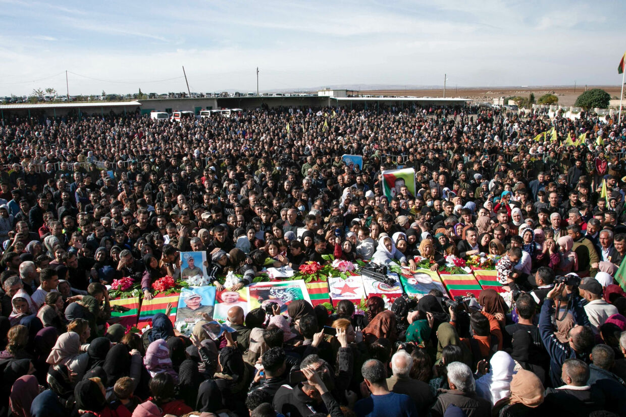 Kurdiske familier sørger ved begravelse af 11 personer, som blev dræbt ved tyrkiske luftangreb i Syrien i weekenden. Angrebene var rettet mod militante kurdere. Tyrkiets præsident, Recep Tayyip Erdogan, siger tirsdag, at han snart vil give ordre til en operation på landjorden i Syrien mod militante kurdere. Gihad Darwish/Ritzau Scanpix