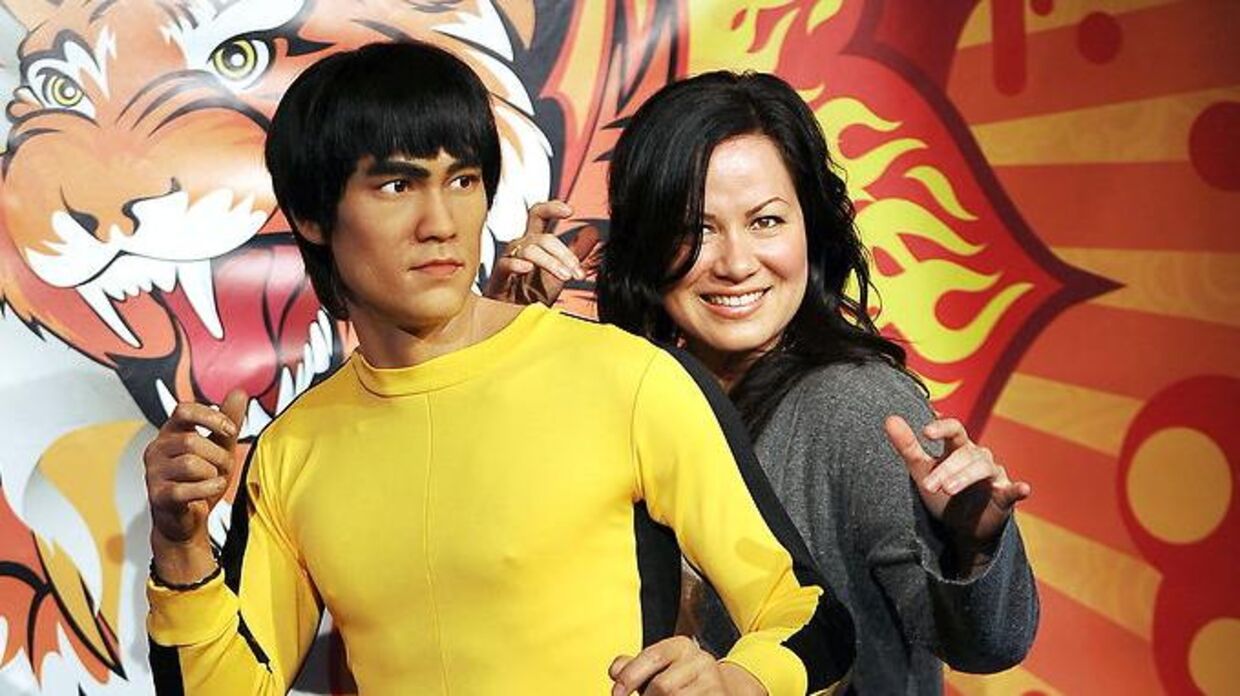 Bruce Lees datter, Shannon Lee, poserer med en voksfigur af hendes berømte far.