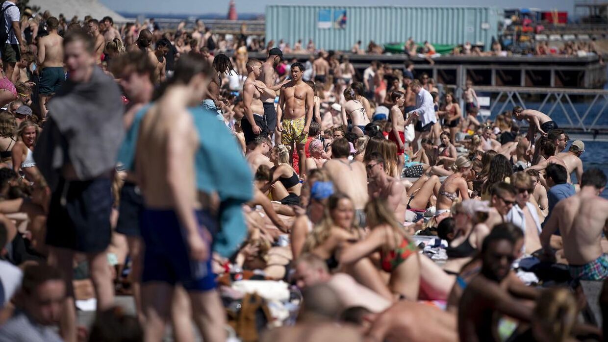 Bade og solgæster nyder sommervejret ved Nordhavn mandag den 1. juni 2020. (Foto: Liselotte Sabroe/Ritzau Scanpix)