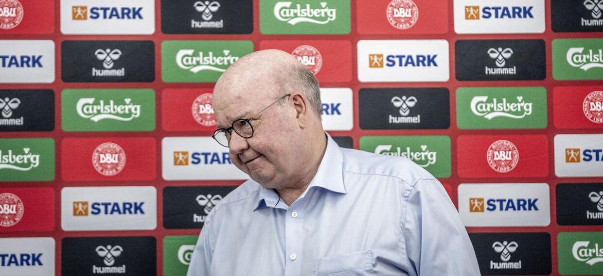 Formanden for DBU, Jesper Møller, som var med på pressemødet, hvor DBU meddelte, at de for nu vil koncentrere sig mere om fodbold end om kritik af Qatar.