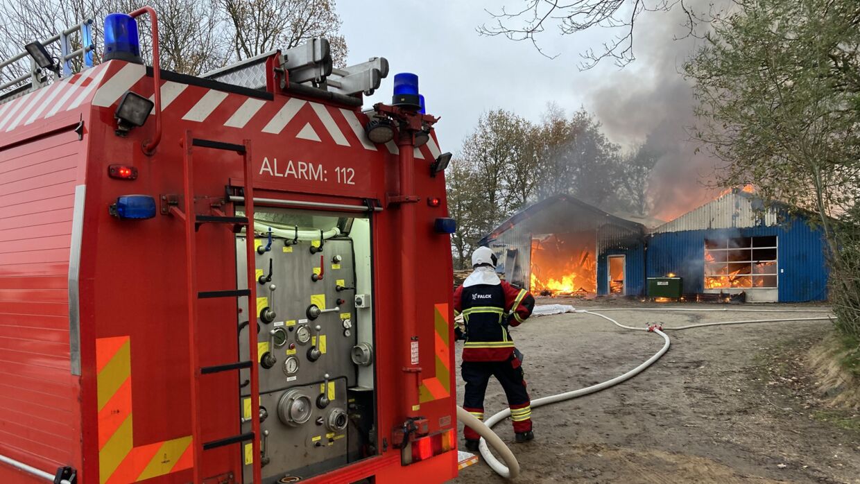 Politiet er tilstede sammen med brand og redning i forbindelse med en større brand i en industribygning. Foto: Presse-fotos.dk