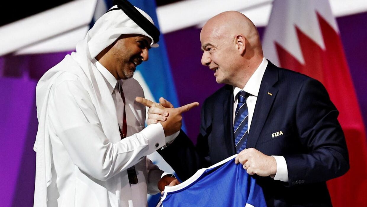 Gianni Infantino med Qatars Sheikh Khalid bin Khalifa bin Abdul Aziz al-Thani.