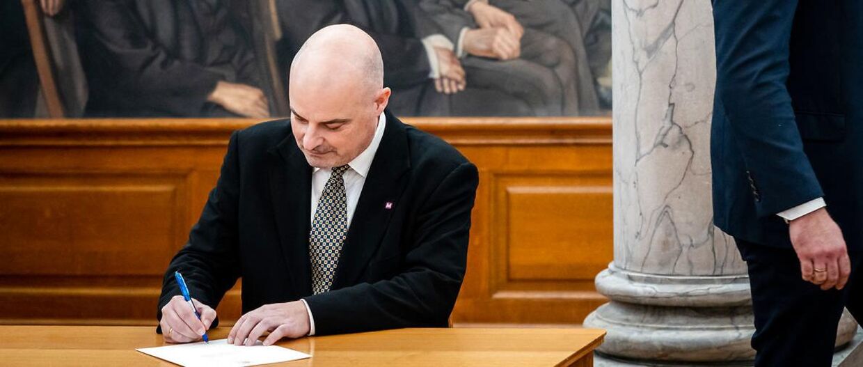 Kristian Klarskov (M), da han underskrev erklæringen om at ville overholde Grundloven. Nu har han så allerede forladt Folketinget.&nbsp;
