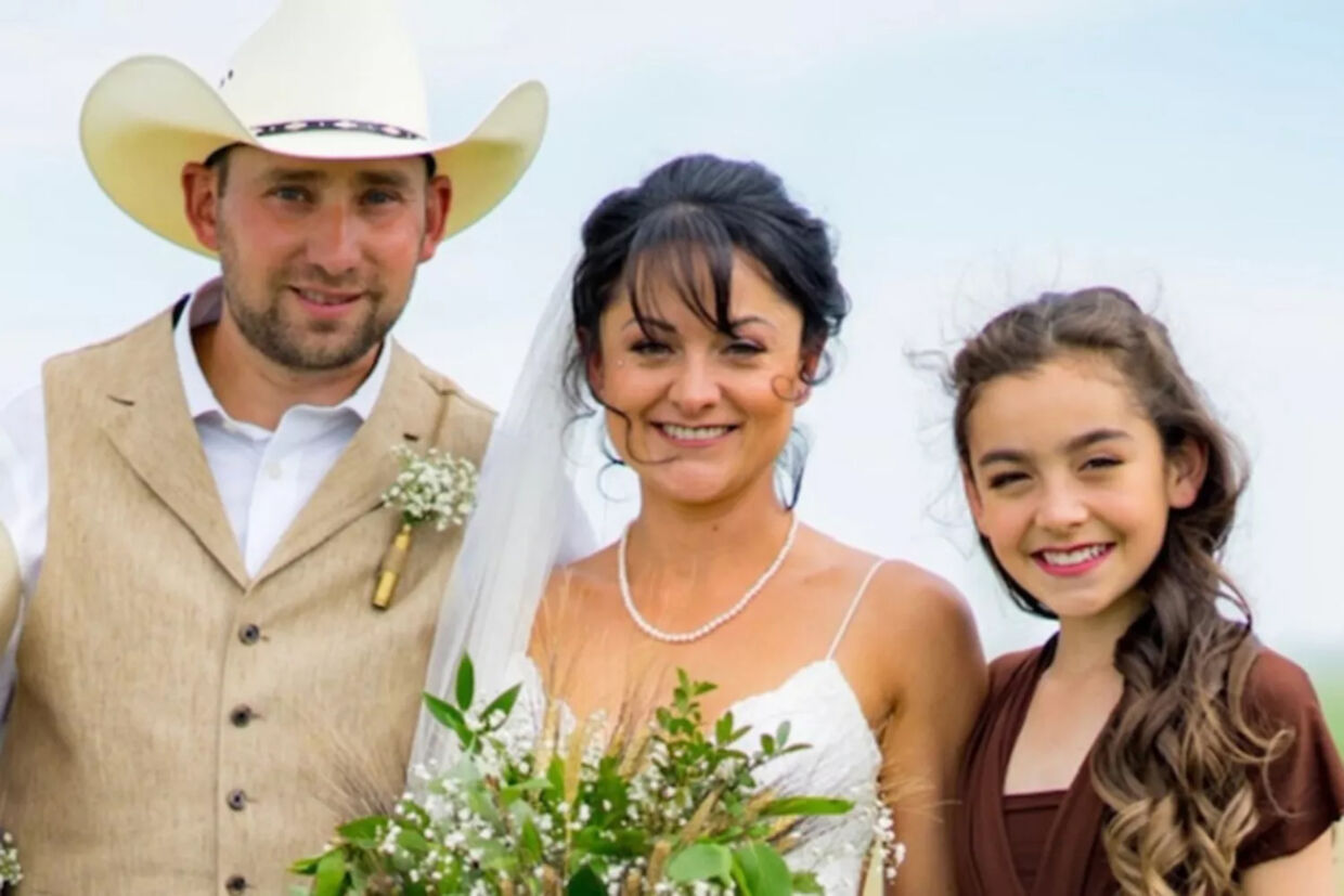 Jayme Erickson fotograferet til sit bryllup med datteren ved sin side.