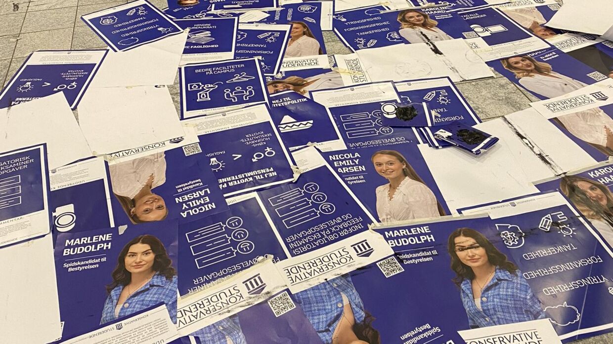 Kandidater fra Konservative Studerendes valgplakater, de fandt på gulvet overstreget med tusch.