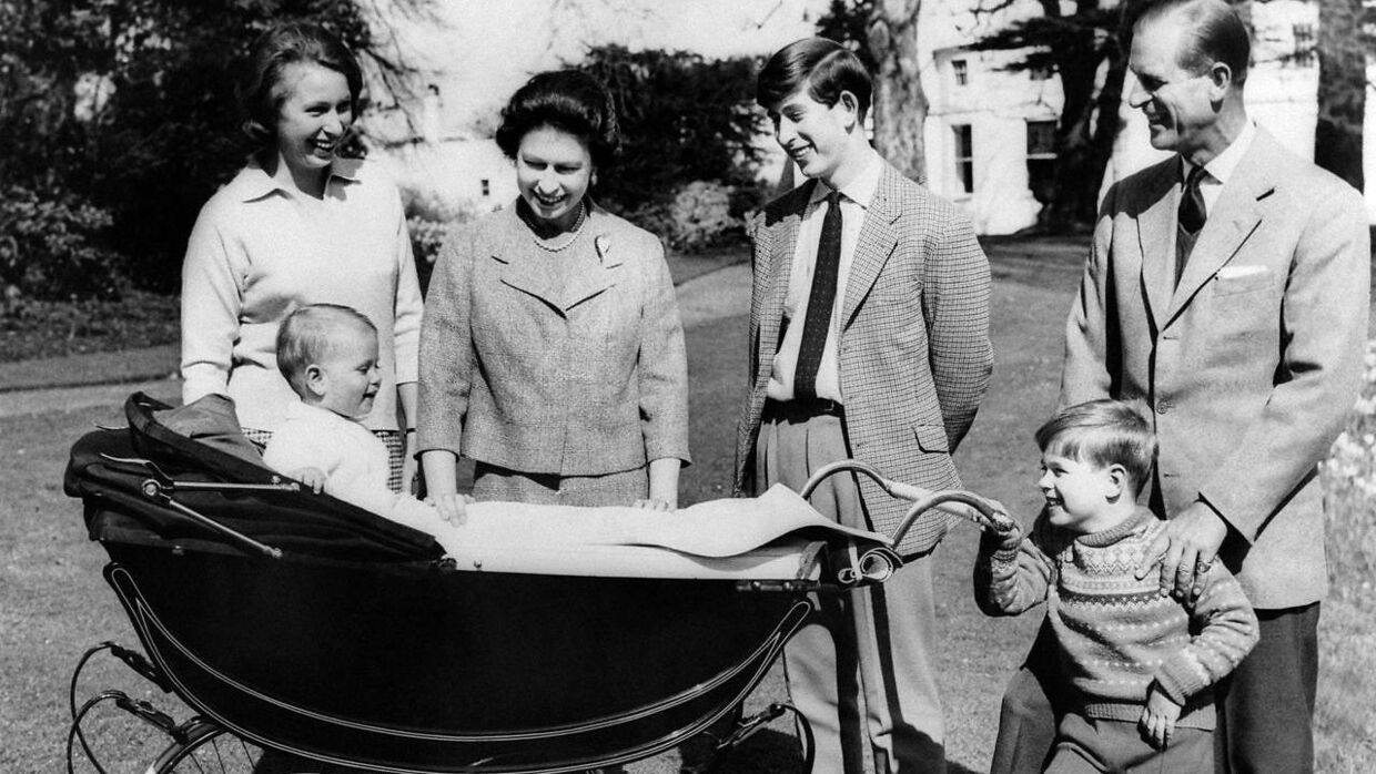 Prins Philip og dronning Elizabeth med deres fire børn i 1965.